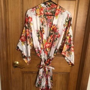 🌻5/$25🌻 Floral silky robe